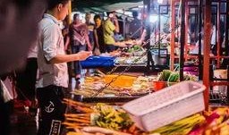 夏湾夜市街爆料案件最新,警方全力追查中